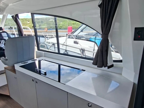 Bareboat Rental Motorboat Bénéteau with a boat licence