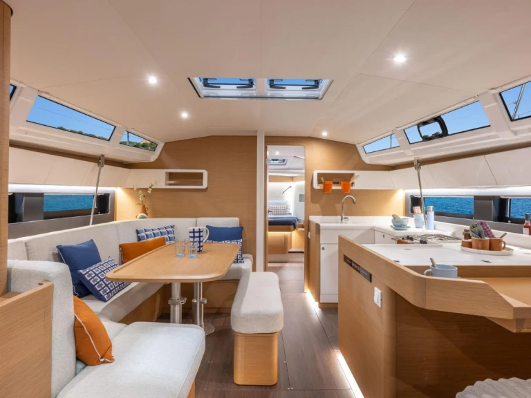 Sailboat for rent Parham Town at the best price