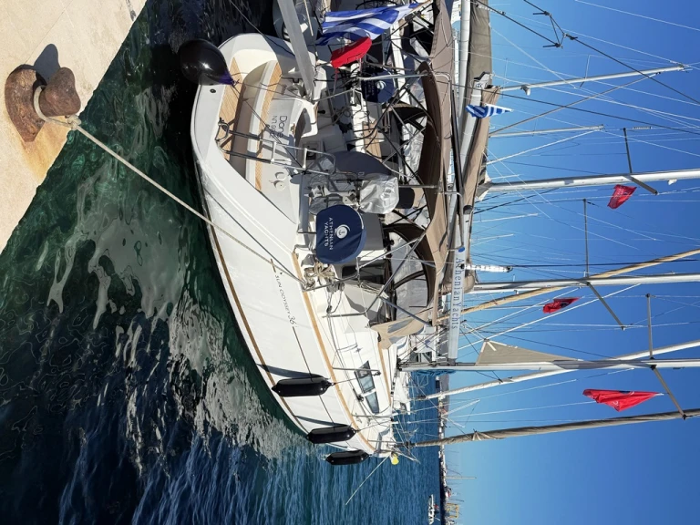 Sailboat for rent Lávrio at the best price