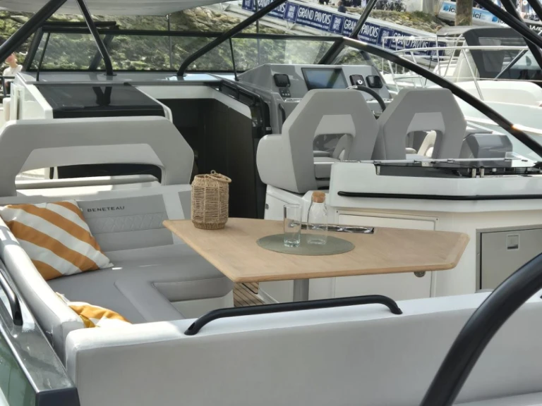Bénéteau Flyer Serie 10 in Hyères on SamBoat