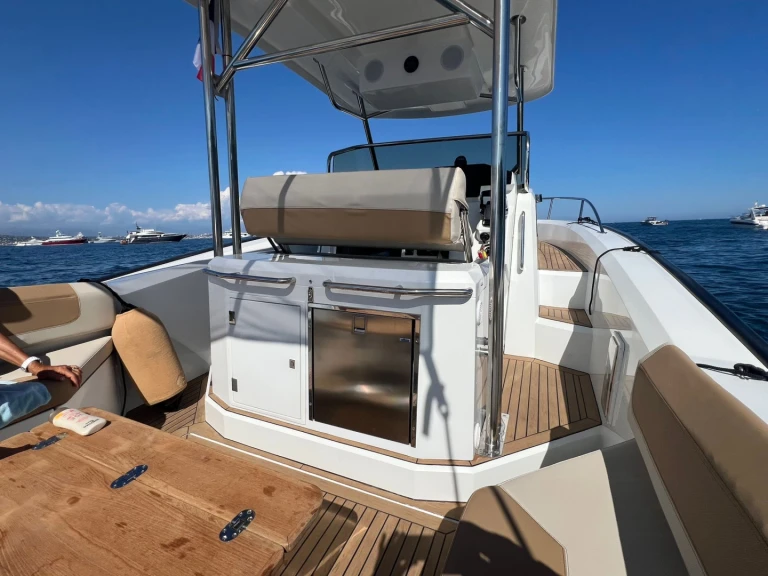 Motorboat for rent Golfe-Juan at the best price