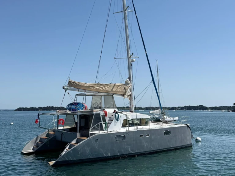 VISAGE 450 charter bareboat or captained in  Sarzeau