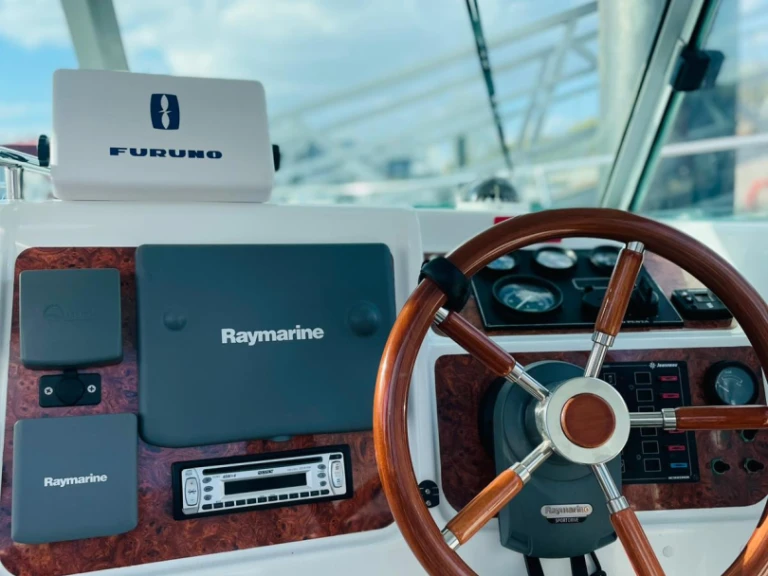 Rent a Jeanneau Merry Fisher 695 Gives