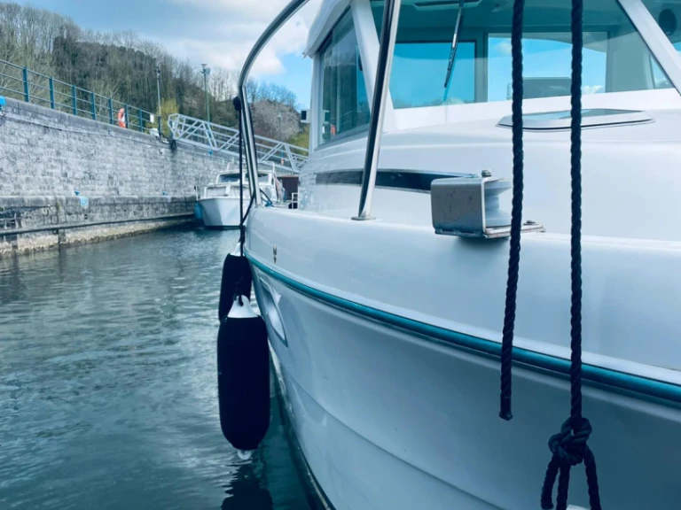 Motorboat rental with or without captain Jeanneau Gives