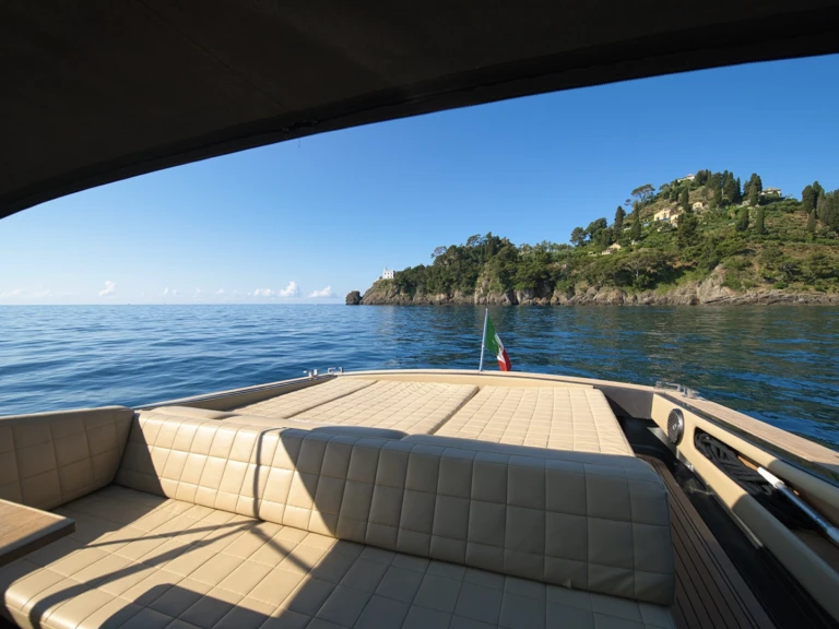 Motorboat for rent Saint-Tropez at the best price