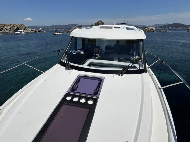 Bénéteau Antares 9 OB in Six-Fours-les-Plages on SamBoat