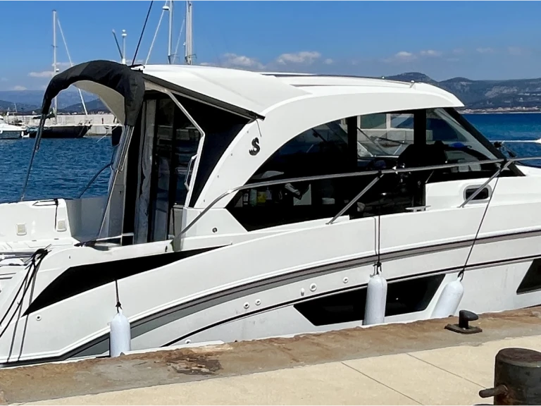 Bareboat Rental Motorboat Bénéteau with a boat licence