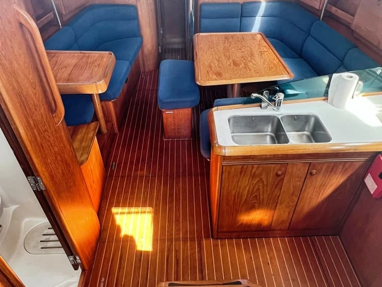 Sailboat rental with or without captain Jeanneau Genova