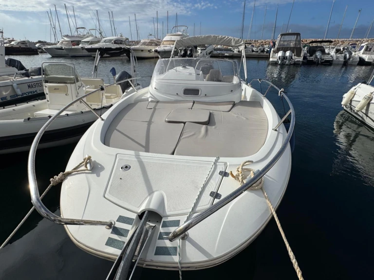 Jeanneau Cap Camarat 7.5 WA Serie 2 in Empuriabrava on SamBoat