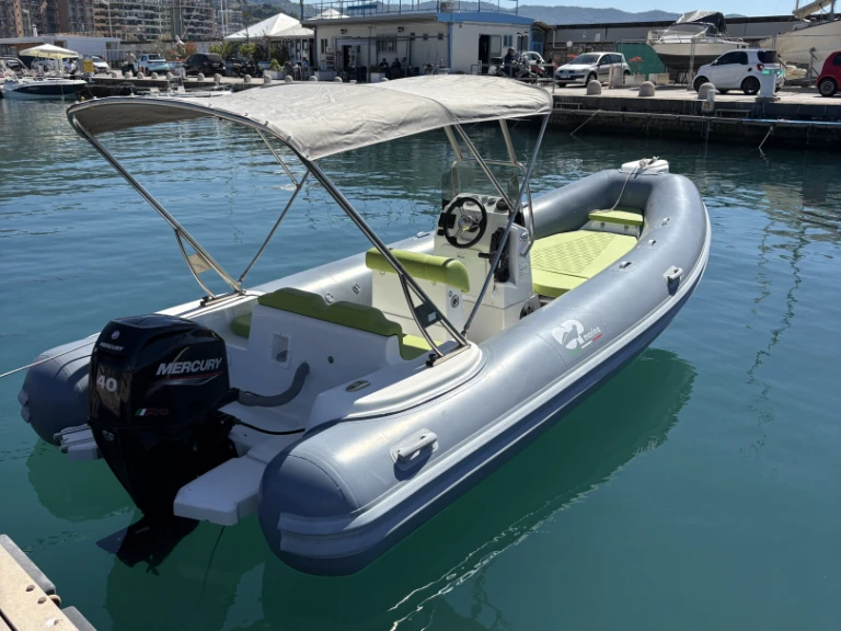 Predator 599 in Salerno on SamBoat