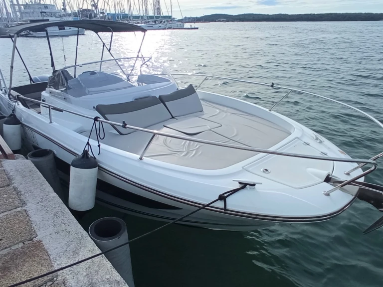 Boat rental Jeanneau Cap Camarat 7.5 WA Serie 2 in Pula on Samboat