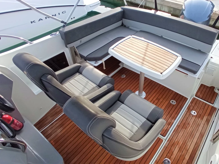 Motorboat rental with or without captain Jeanneau Pula