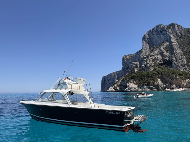 Bareboat Rental Motorboat Bertram with a boat licence