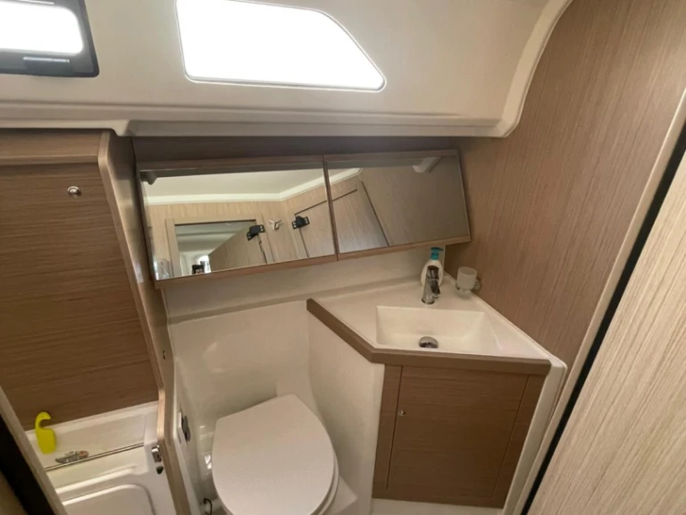 Yacht charter Salivoli cheap Oceanis 40.1