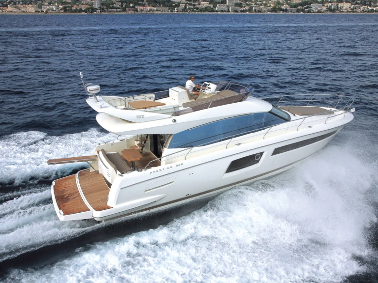 Luxury Yacht rental in Vieux Port Golfe-Juan - Jeanneau Prestige 500 Fly