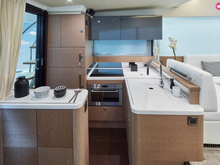 Luxury Yacht rental in Vieux Port Golfe-Juan - Jeanneau Prestige 500 Fly
