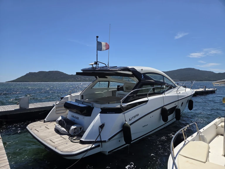 Bareboat Rental Motorboat Bénéteau with a boat licence