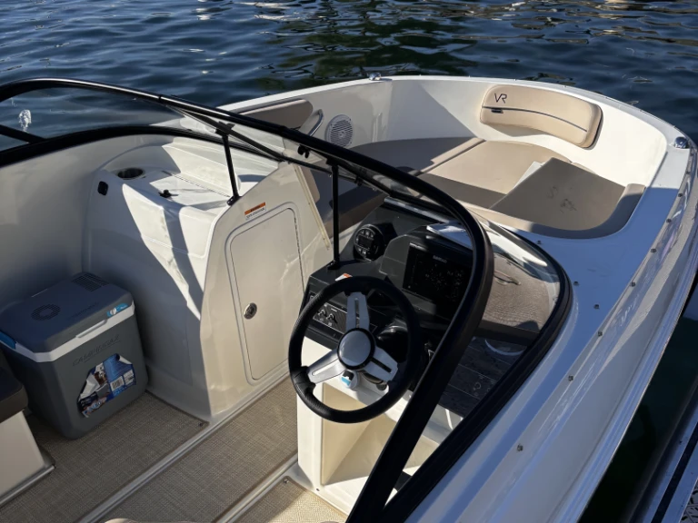 Bayliner VR4 in Aix-les-Bains on SamBoat