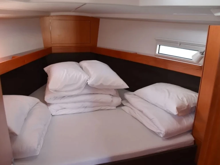 Luxury Yacht rental in Zadar - Bavaria Cruiser 37