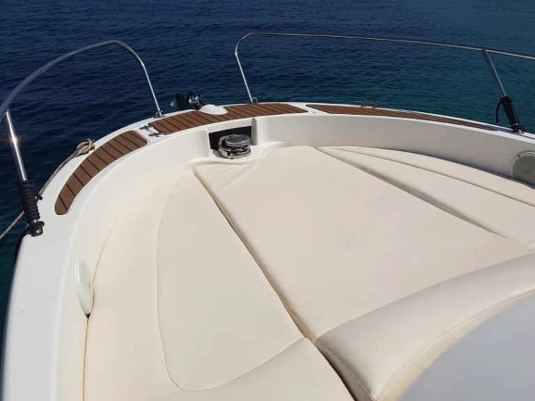 Yacht charter Martigues cheap Cap Camarat 7.5 WA