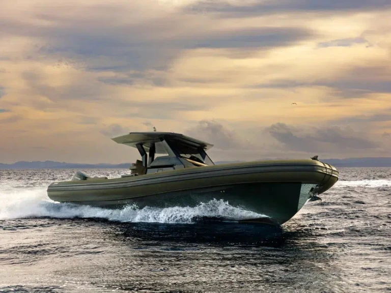 Sea Water Phantom 420 in Grand Piquey on SamBoat