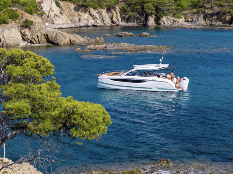 Jeanneau TH 33 charter bareboat or captained in  Grand Piquey
