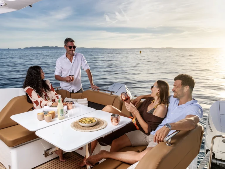 Jeanneau TH 33 in Grand Piquey on SamBoat