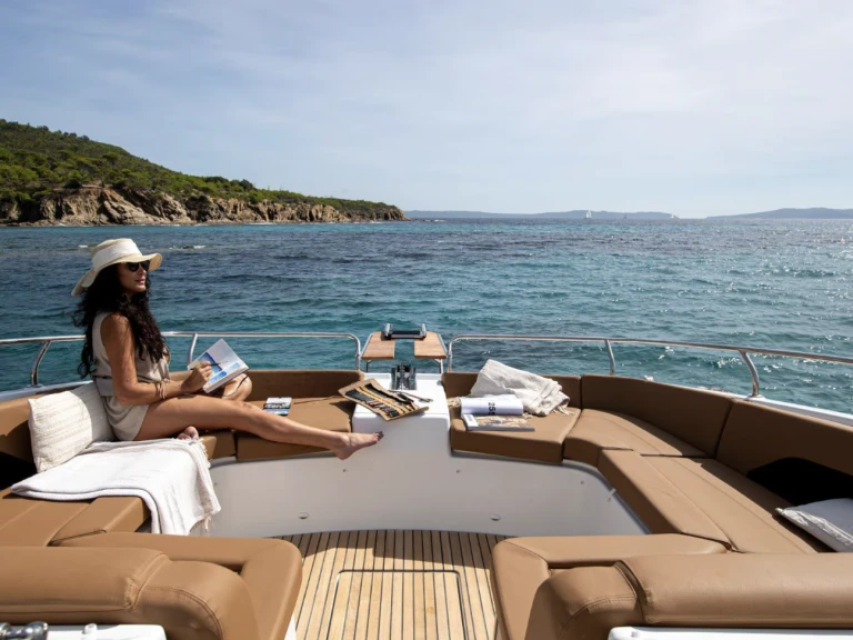 Rent a Jeanneau TH 33 Grand Piquey