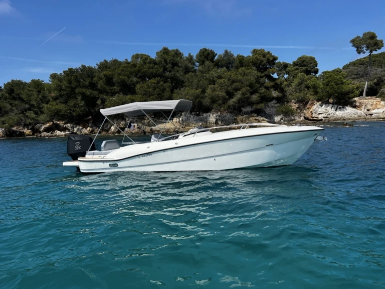 Bareboat Rental Motorboat Clear with a boat licence
