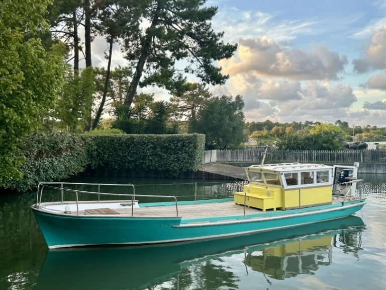 Dupouy Plate in Lège-Cap-Ferret on SamBoat