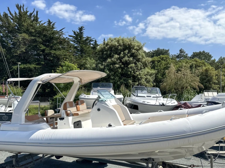 Bareboat Rental Motorboat Zodiac with a boat licence