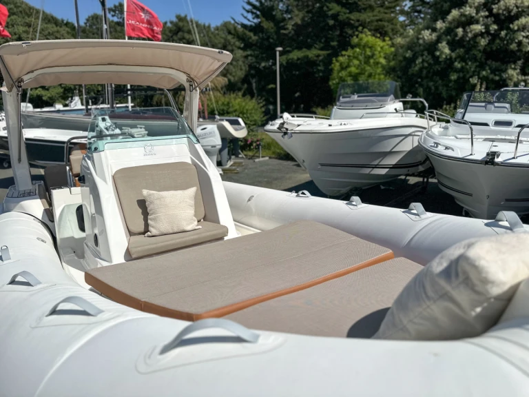 Motorboat for rent La Flotte at the best price