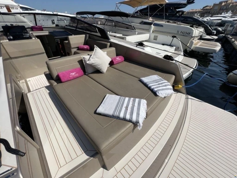 VanDutch VANDUTCH 32 charter bareboat or captained in  Saint-Tropez