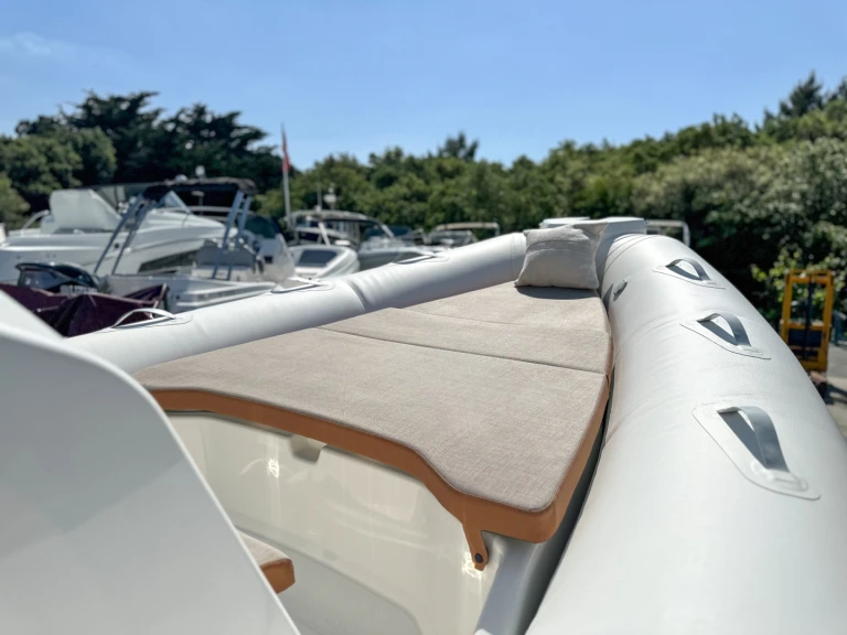 Rent a Zodiac Medline 7.5 La Flotte