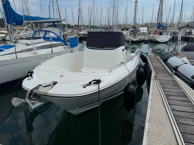 Motorboat rental in La Rochelle - Jeanneau Cap Camarat 7.5 CC