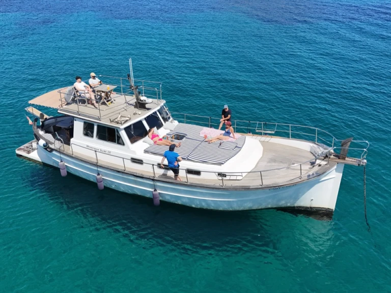 Bareboat Rental Motorboat Menorquin-Yachts with a boat licence
