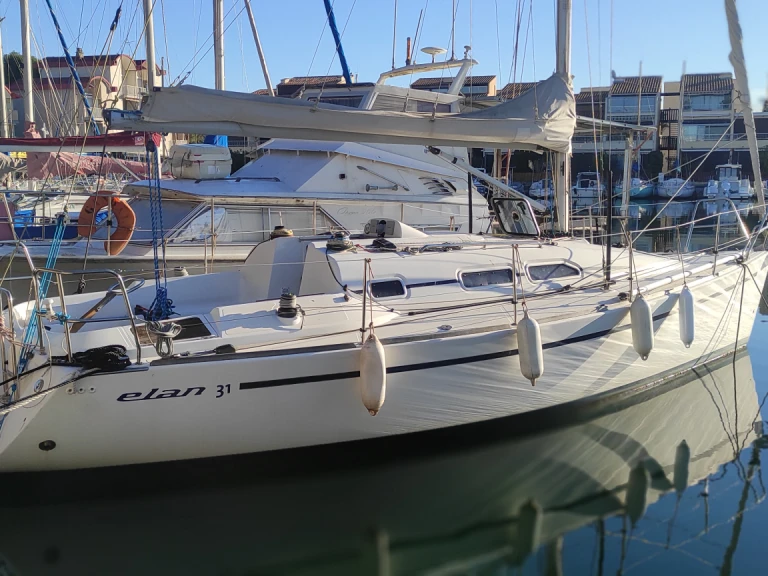 Sailboat for rent Gruissan at the best price