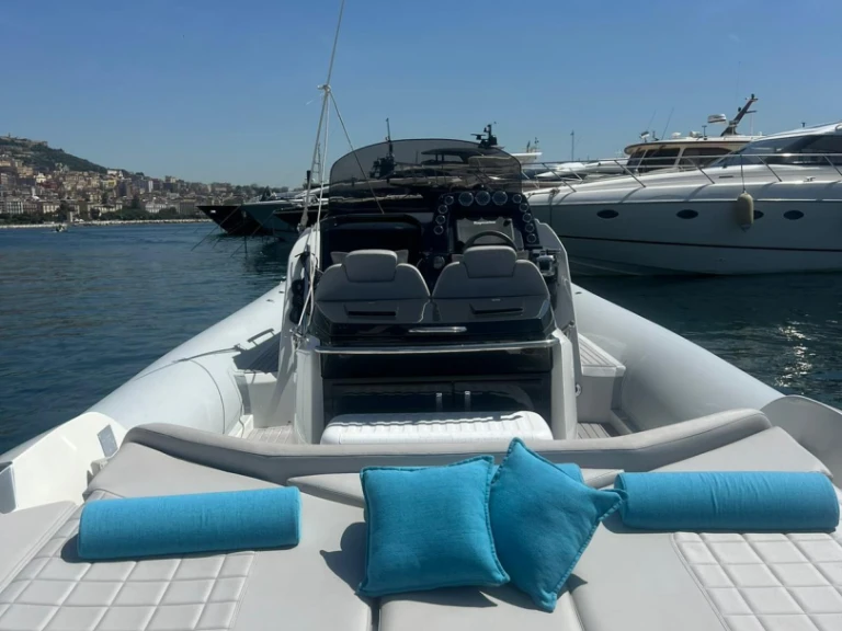 Yacht charter Naples cheap Strider 11