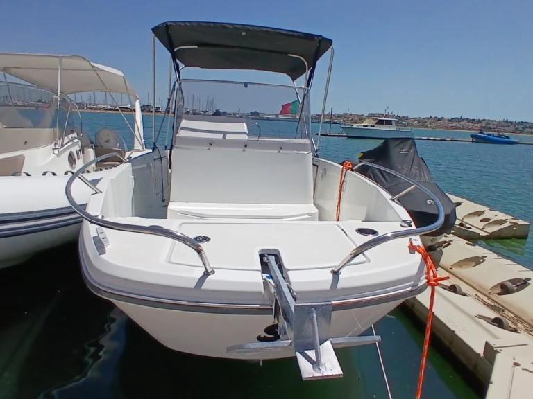 Bareboat Rental Motorboat Bénéteau with a boat licence