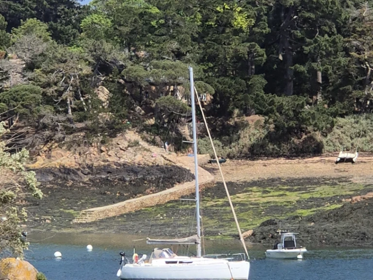 Sailboat rental in Saint-Quay-Portrieux - Jeanneau Sun Odyssey 33i