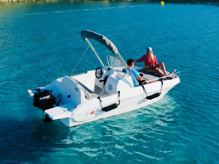 Nuva Nuva M6 Open in Sant Antoni de Portmany on SamBoat