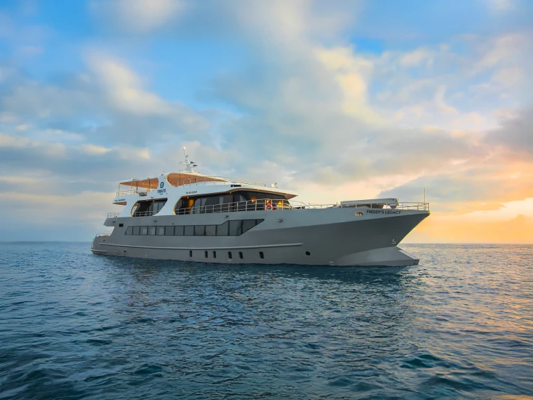 Luxury Yacht for rent Puerto Baquerizo Moreno at the best price