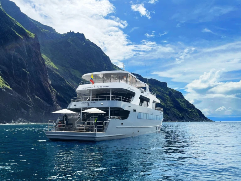 Luxury Yacht for rent Baltra Island at the best price