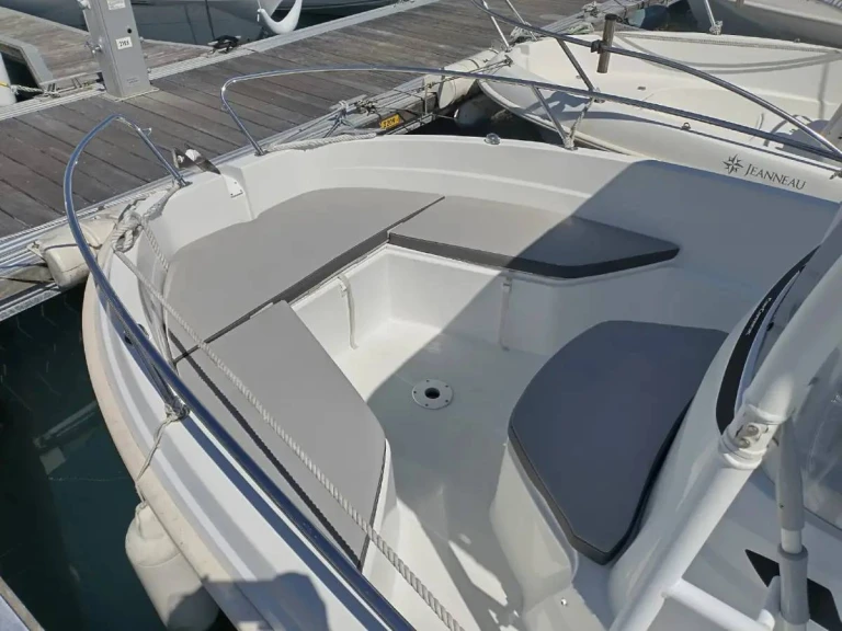 Motorboat for rent Saint-Quay-Portrieux at the best price