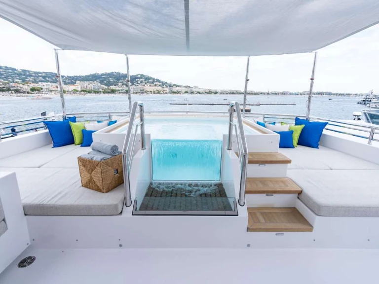 Bareboat Rental Luxury Yacht Hargrave with a boat licence