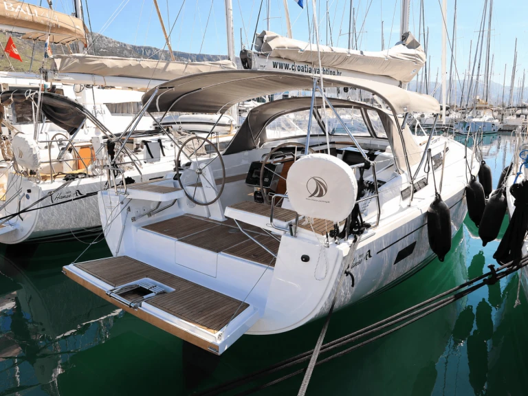 Boat rental Hanse Hanse 388 in Komolac on Samboat