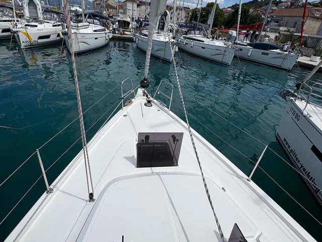 Boat rental Bavaria Bavaria C42 in Trogir on Samboat