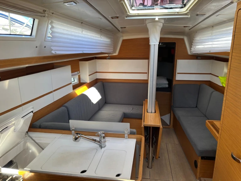 Boat rental Elan E4 in Pula on Samboat