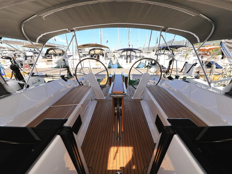 Sailboat rental in Komolac - Hanse Hanse 388