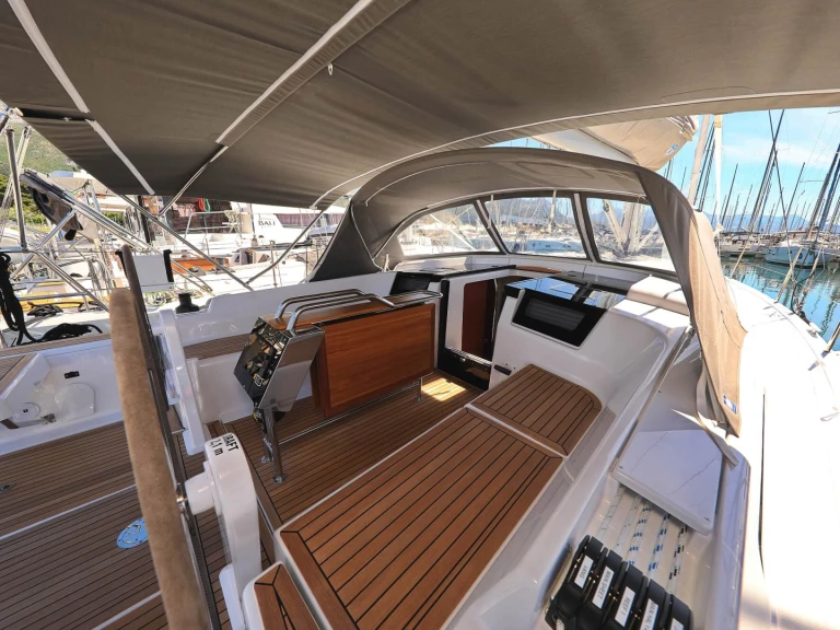Yacht charter Komolac cheap Hanse 388